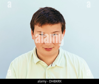 Porträt von einem Teenager mit kurzen schwarzen Haaren. Stockfoto