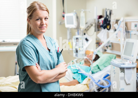 Zuversichtlich Krankenschwester mit Patienten im Krankenhaus Stockfoto