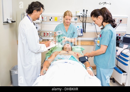 Arzt und Krankenschwester Behandlung kritischer Patienten Stockfoto