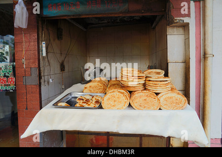 Muslim/Uyghur Fladenbrot zum Verkauf in Shanghai, China Stockfoto