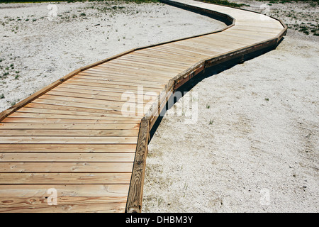 Eine Promenade erstreckt sich über Midway Geysir im Yellowstone National Park. Stockfoto