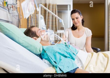 Frau sucht Mann im Krankenhaus Stockfoto