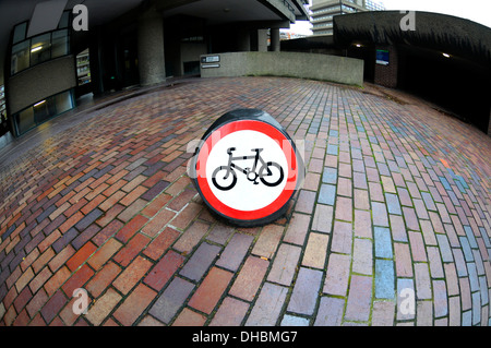 London, England, Vereinigtes Königreich. Kein Radfahren Zeichen in der Barbican-Komplex Stockfoto