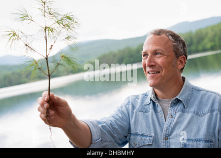 Ein Mann am Ufer eines Sees im Staat New York. Stockfoto