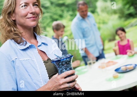 Bio-Bauernhof. Ein Outdoor-Familienfest und Picknick. Erwachsene und Kinder. Stockfoto