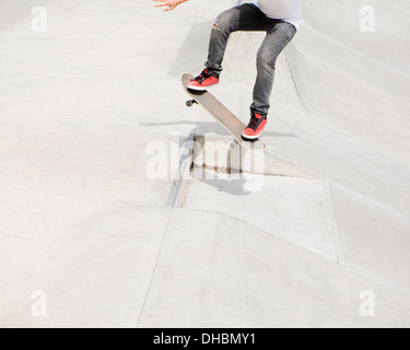 Ein Teenager, balancieren auf einem Skateboard in der Stadt. Stockfoto