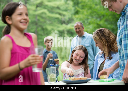 Bio-Bauernhof. Ein Outdoor-Familienfest und Picknick. Erwachsene und Kinder. Stockfoto