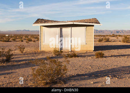 Eine kleine verlassene Gebäude in der Mojave-Wüstenlandschaft. Stockfoto