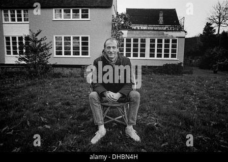 Graham Chapman von Monty Python fotografiert in 1987 in seinem Garten. Stockfoto