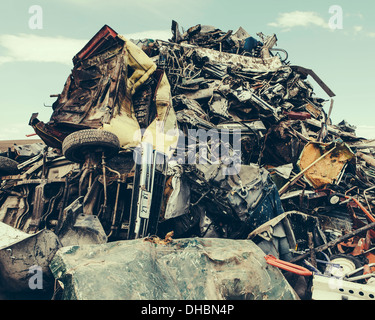 Ein Haufen von twisted Metal, Metal Schrottplatz, eine Auflistung von Objekten für das recycling. Stockfoto