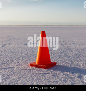 Ein einsame Verkehr Kegel auf dem weißen reflektierenden Mineral bestäubt Oberfläche den Bonneville Salt Flats im frühen Morgenlicht. Stockfoto