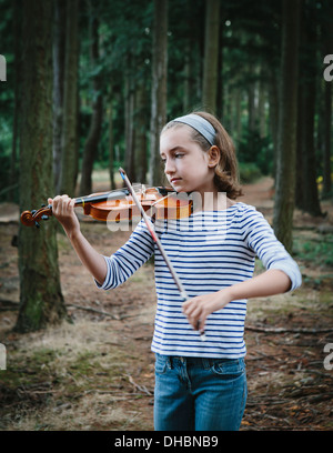 Ein zehn Jahre altes Mädchen mit dem Geigenspiel im Entdeckerpark, Seattle. Stockfoto