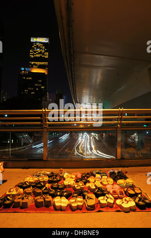 Schuhe für den Verkauf auf einen Fußgänger Fußgängerbrücke, Shanghai, China Stockfoto