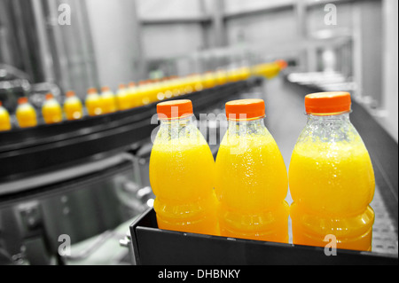 O-Saft Flaschen auf Fabrik Fließband Stockfoto