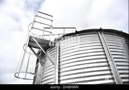 Runde Lagersilos für landwirtschaftliche Erzeugnisse Stockfoto