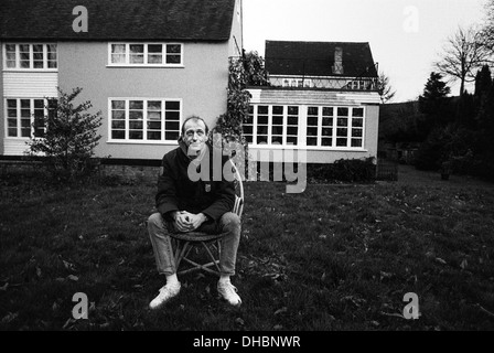 Graham Chapman von Monty Python fotografiert in 1987 in seinem Garten. Stockfoto