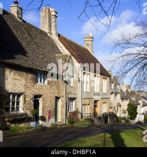 Kühlen winter Sonnenschein auf die malerischen Häuser, die die Hügel in Burford, Cotswolds, Oxfordshire, England, UK Line Stockfoto