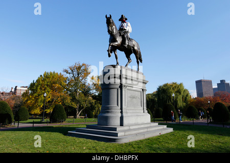Statue von George Washington in der Public Garden ein Boston Red Sox-Trikot und einen falschen Bart tragen Stockfoto