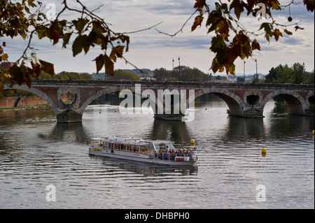 Touristenboot "Le Capitole" auf die Pont Neuf, Fluss Garonne, Toulouse, Haute-Garonne, Midi - Pyréneés, Occitanie, Frankreich Stockfoto