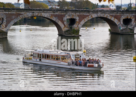 Touristenboot "Le Capitole" auf die Pont Neuf, Fluss Garonne, Toulouse, Haute-Garonne, Midi - Pyréneés, Occitanie, Frankreich Stockfoto