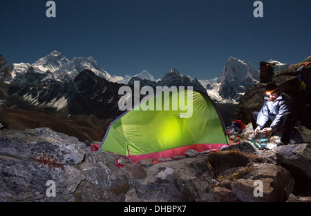 Am Abend Camp auf Gokyo Ri (5357 m) mit Blick auf Mount Everest (8848 m). Stockfoto