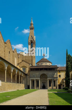 Hof der Basilika di Santa Croce. Cappella Pazzi Eintrag im Hintergrund. Florenz, Italien Stockfoto