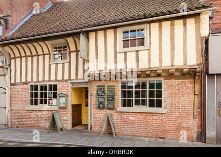 Das 15. Jahrhundert Prince Rupert Public House, ein altes historisches Fachwerkhaus Pub in Newark-on-Trent, Nottinghamshire, England, Großbritannien Stockfoto