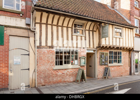 Alte Pubs. Das alte Fachwerkhaus Prince Rupert Public House, ein Pub aus dem 15. Jahrhundert in Newark-on-Trent, Nottinghamshire, England, Großbritannien Stockfoto