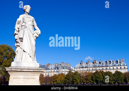 Eine schöne Statue im Jardin des Tuileries in Paris. Stockfoto