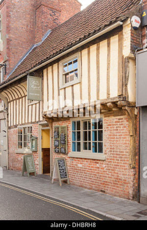 Alte englische Pubs. Die Prince Rupert Public House, ein Pub aus dem 15. Jahrhundert in Newark-on-Trent, Nottinghamshire, England, Großbritannien Stockfoto