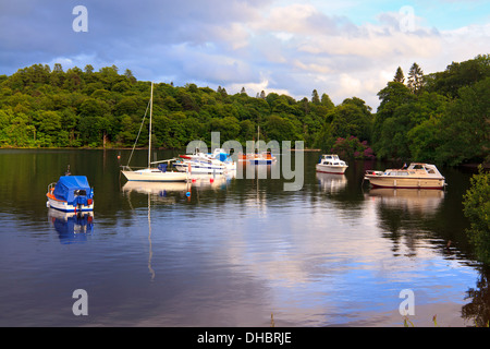 Boote vertäut am Loch Lomond in Aldochlay, Schottland Stockfoto