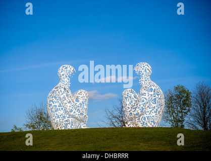 Spiegel-Skulptur von Jaume Plensa bei Yorkshire Sculpture Park, UK. Stockfoto