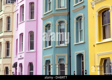 Pastell farbigen Fassaden Hotel terrassenförmig angelegten hintereinander auf der Esplanade in Tenby, Pembrokeshire, Wales, UK Stockfoto