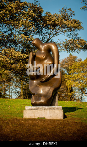 Mutter und Kind-Skulptur von Henry Moore in Yorkshire Sculpture Park, UK (1983-1984). Stockfoto