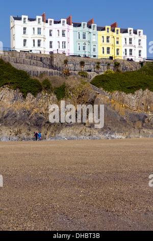 Pastell farbigen Fassaden Hotel terrassenförmig angelegten hintereinander auf der Esplanade in Tenby, Pembrokeshire, Wales, UK Stockfoto