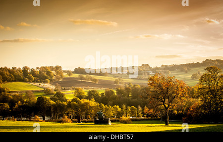 Alte Flo-Skulptur von Henry Moore im Yorkshire Sculpture Park. Stockfoto