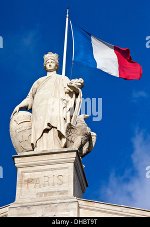 Statue und französische Flagge über dem Haupteingang des Bahnhof Gare du Nord in Paris. Stockfoto