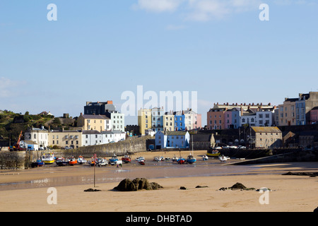 Frühlingssonne auf Tenby North Beach und Hafen, Pembrokeshire, Wales, UK Stockfoto