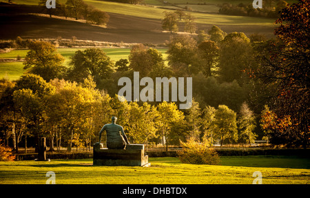 Alte Flo-Skulptur von Henry Moore im Yorkshire Sculpture Park. Stockfoto