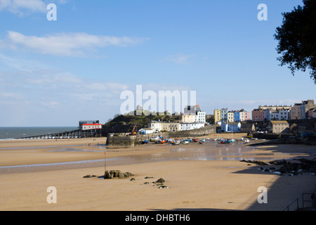 Frühlingssonne auf Tenby North Beach und Hafen, Pembrokeshire, Wales, UK Stockfoto