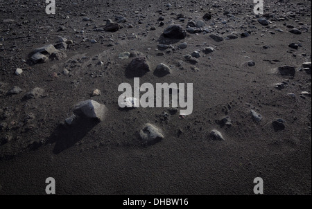 Felsen am schwarzen Sandstrand, Markarfljotsaurar Sander schlicht, Island Stockfoto