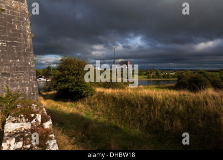 19. Jahrhundert Burgmauer durch den Fluss Shannon, feuerte entfernten Torf, Kraftwerk, Shannonbridge, County Offaly, Irland Stockfoto