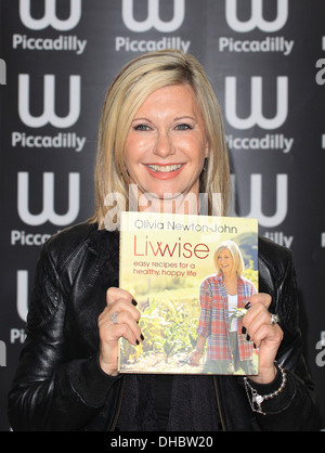 Olivia Newton-John unterschreibt Exemplare ihres Buches "LivWise: einfache Rezepte für ein gesundes glückliches Leben" in Waterstones Piccadilly London Stockfoto