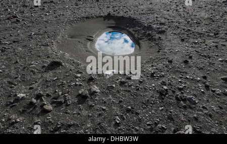 Felsen am schwarzen Sandstrand, Markarfljotsaurar Sander schlicht, Island Stockfoto