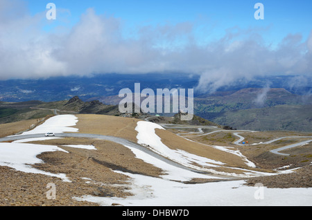 Serpentinenstraße im Frühjahr Sierra Nevada Stockfoto