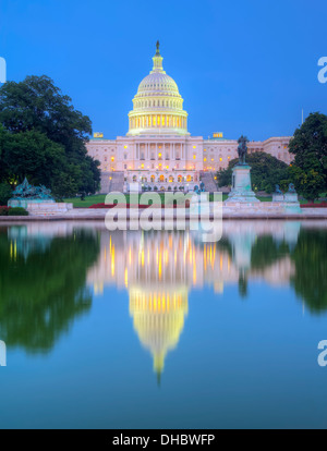 Rückseite des United States Capitol Gebäude und Widerspiegelnder Teich vertikale Stockfoto