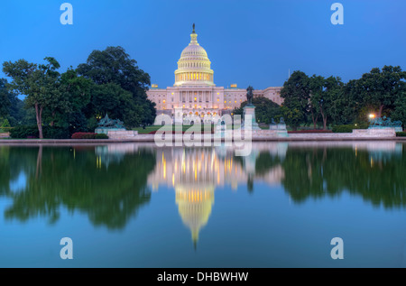 Rückseite des United States Capitol Gebäude und Widerspiegelnder Teich Stockfoto