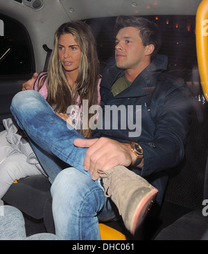 Katie Price Alias Jordan und ihr Freund Leandro Penna umarmen und küssen auf der Rückseite ein Taxi auf dem Weg zurück zum Hotel nach einem Stockfoto