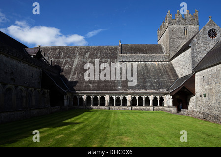 Klöster in Heilig Kreuz Abtei restauriert Zisterzienserkloster, das seinen Namen von einer Reliquie des wahren Kreuzes, County Tipperary, Irland. Stockfoto