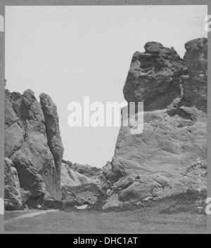Das Gateway of the Garden of the Gods befindet sich in der Nähe des Pikes Peak im El Paso County, Colorado, und ist eine berühmte natürliche Felsformation, die für ihre hohen roten Sandsteintürme bekannt ist. Stockfoto